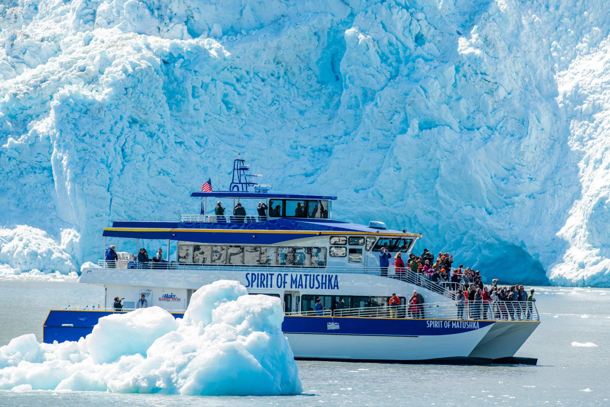Best Alaska tours — Kenai Fjords glacier cruises, Juneau whale watching, Fairbanks northern lights, Denali flightseeing with glacier landings, dog sledding and fly-in bear viewing